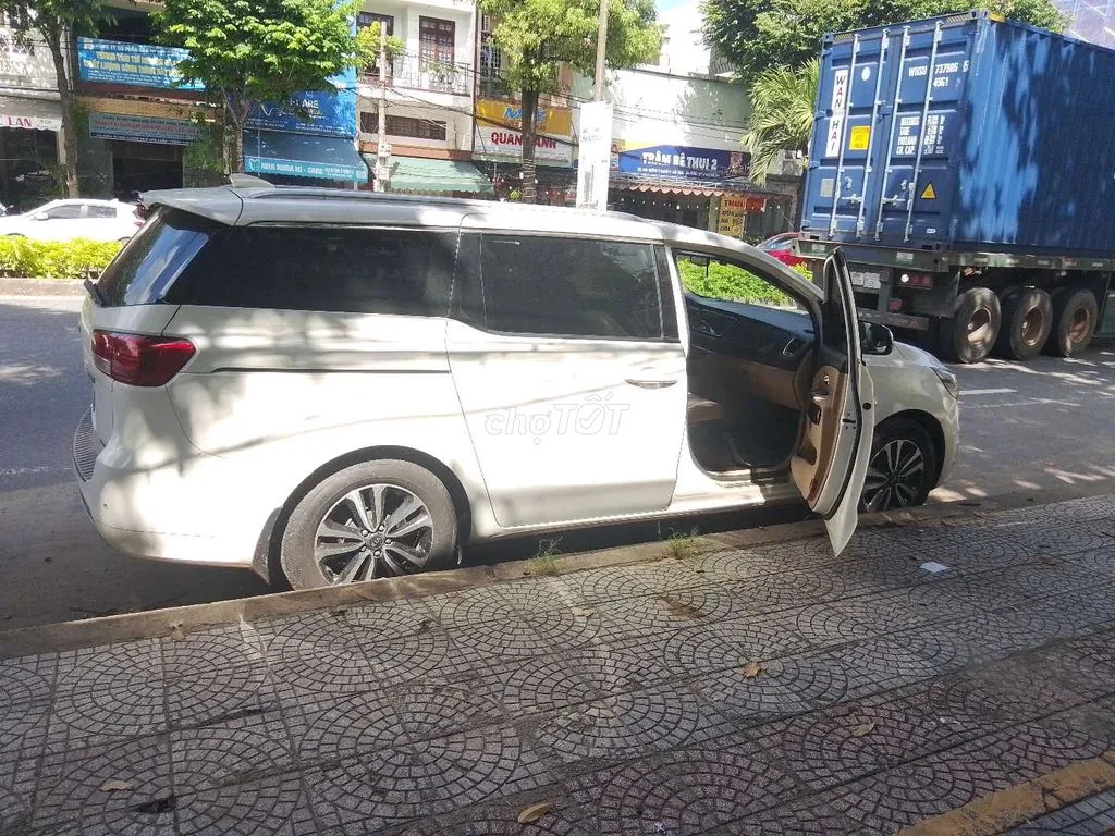 Kia Sedona 2017 photo 2