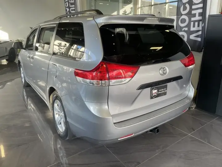 Toyota Sienna 2012 photo 4