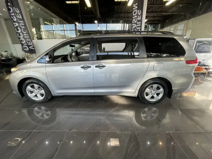 Toyota Sienna 2012 photo 3