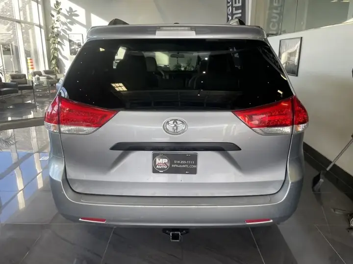 Toyota Sienna 2012 photo 5