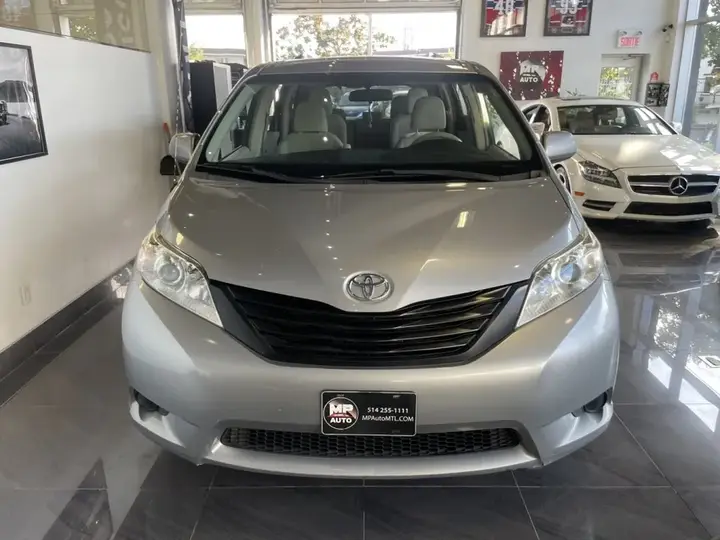 Toyota Sienna 2012 photo 2
