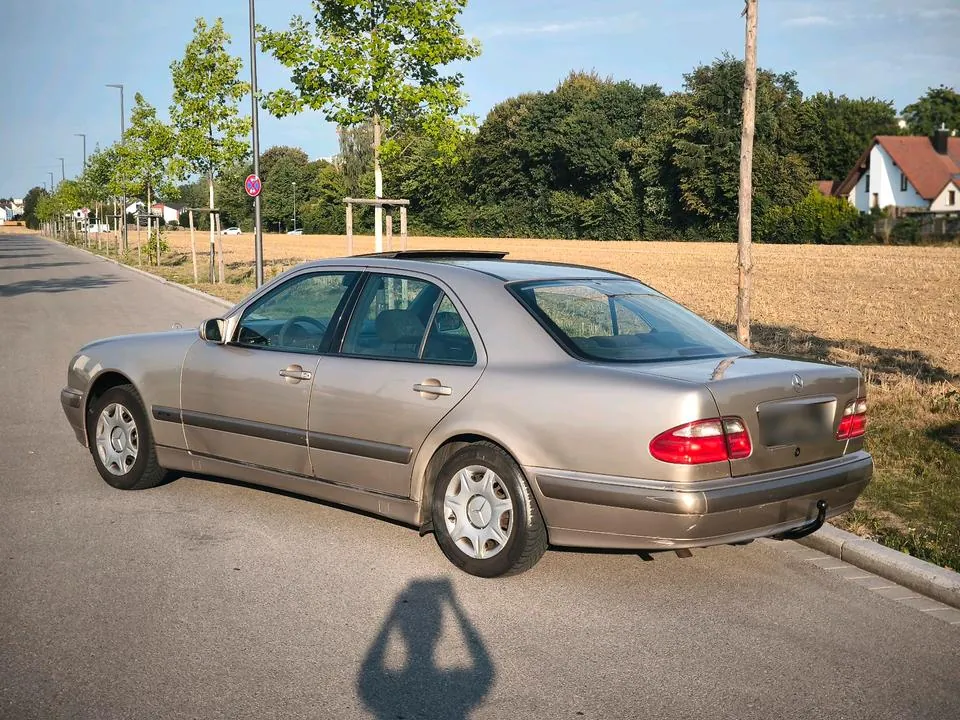 Mercedes-Benz E200