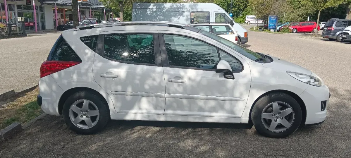 Peugeot 207 2011 photo 2