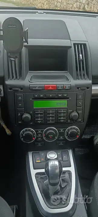 Land Rover Freelander 2011 photo 2