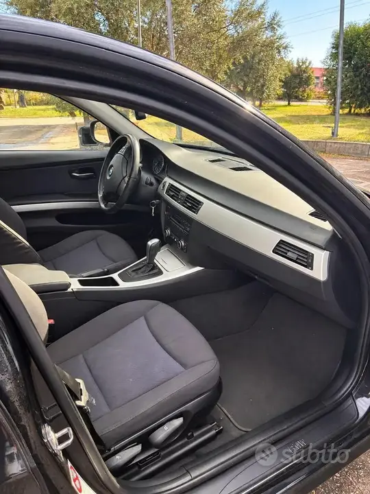 BMW 3 Series 2010 photo 3