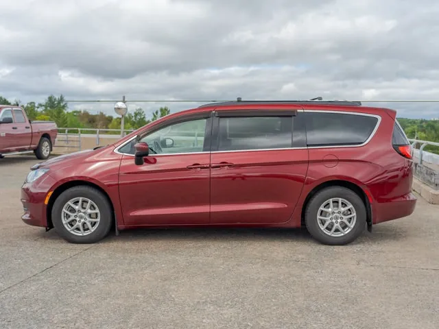 Chrysler Grand Caravan 2021 photo 2