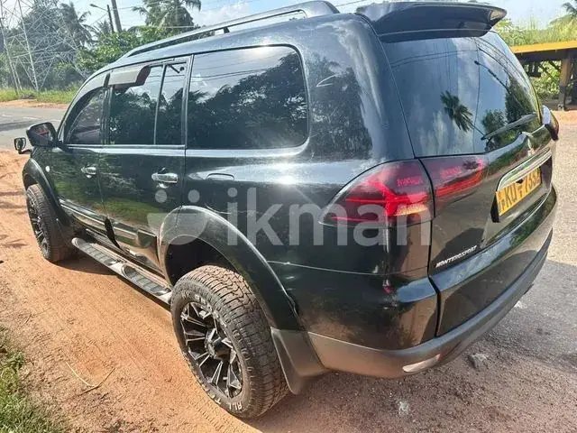 Mitsubishi Pajero 2012 photo 5