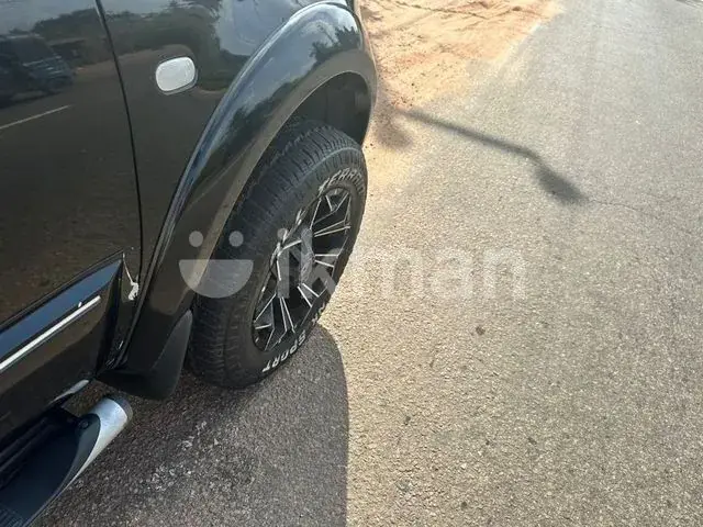 Mitsubishi Pajero 2012 photo 2