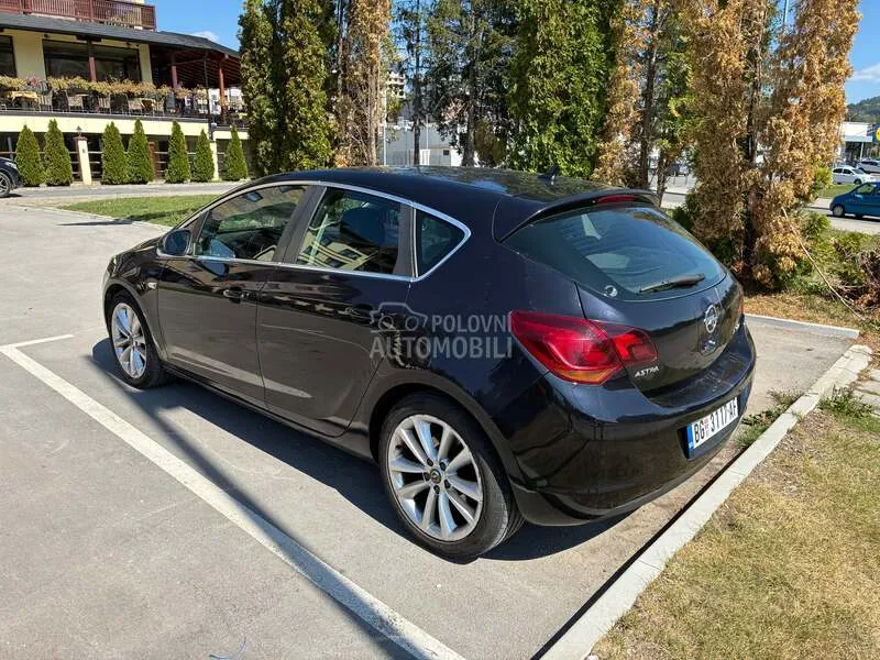 Opel Astra J 2011 photo 4