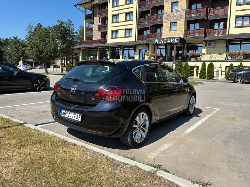 Opel Astra J 2011 photo 3
