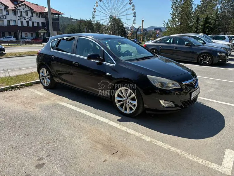 Opel Astra J 2011 photo 2