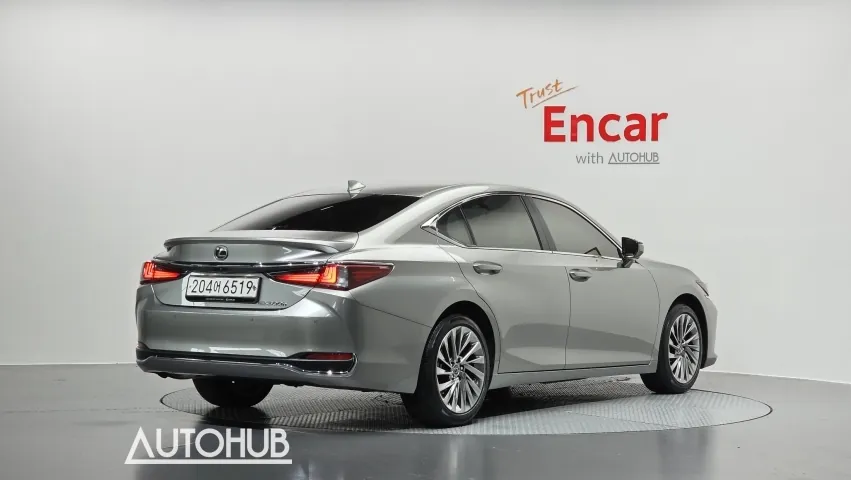 Lexus Es 300H 2023 photo 2