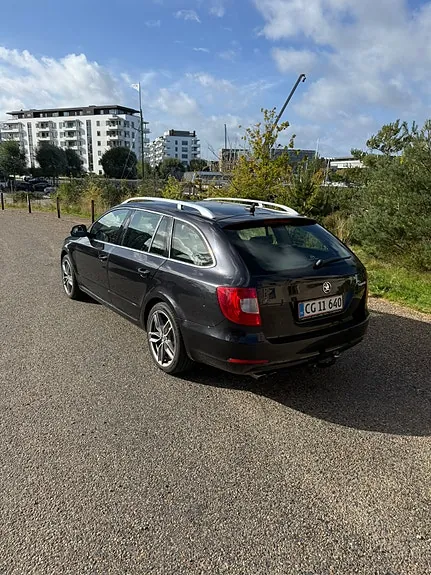 Skoda Superb 2010 photo 2