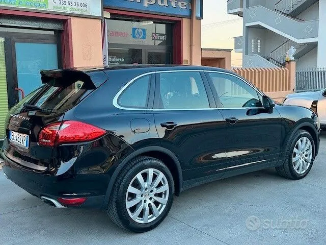 Porsche Cayenne 2012 photo 2