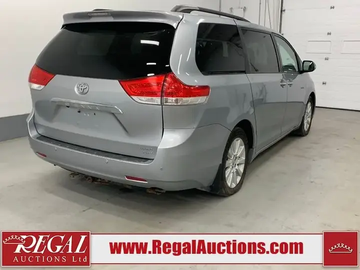 Toyota Sienna 2014 photo 3