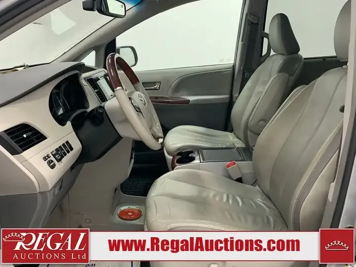 Toyota Sienna 2014 photo 5