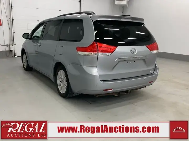 Toyota Sienna 2014 photo 4