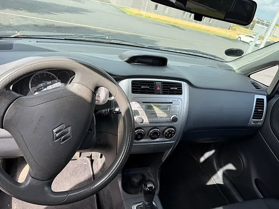 Suzuki Liana 2004 photo 2