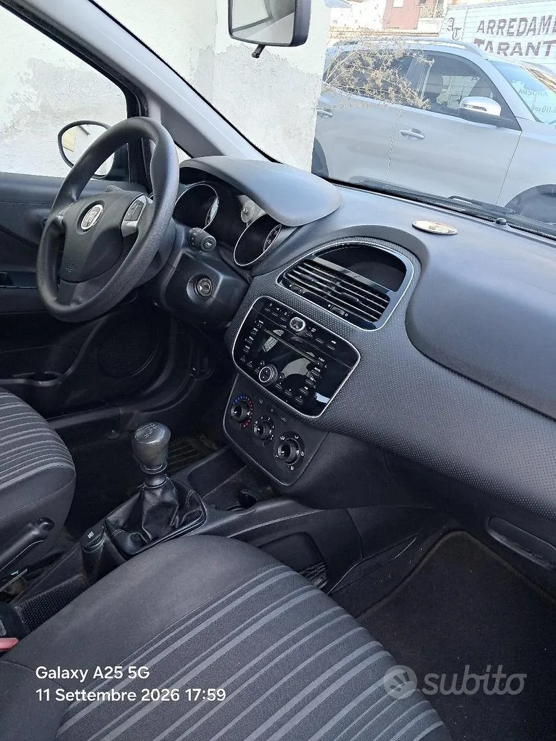 Fiat Punto 2011 photo 3