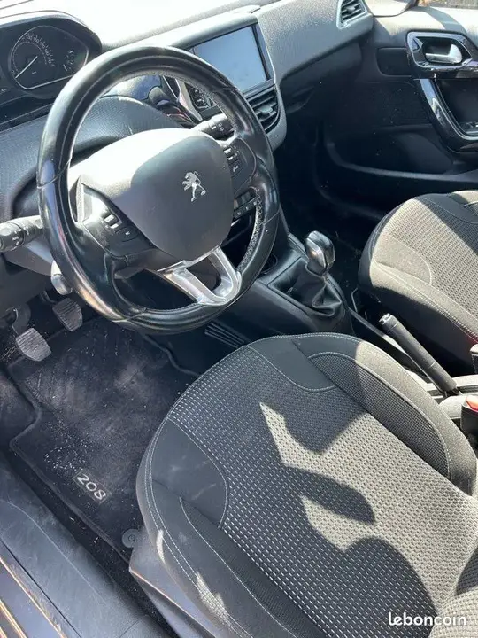 Peugeot 208 2018 photo 3