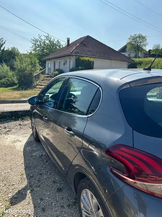 Peugeot 208 2018 photo 2