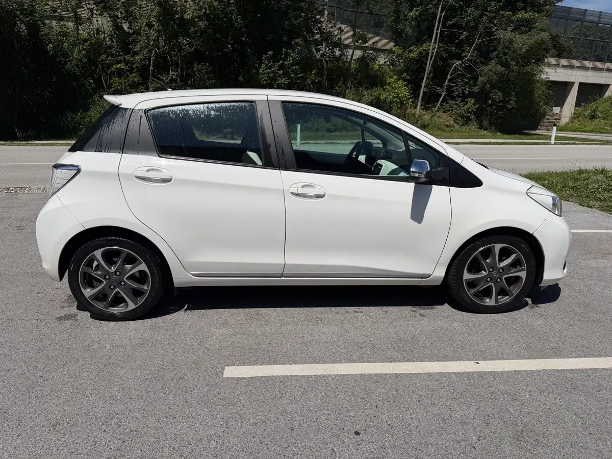 Toyota Yaris 2013 photo 2