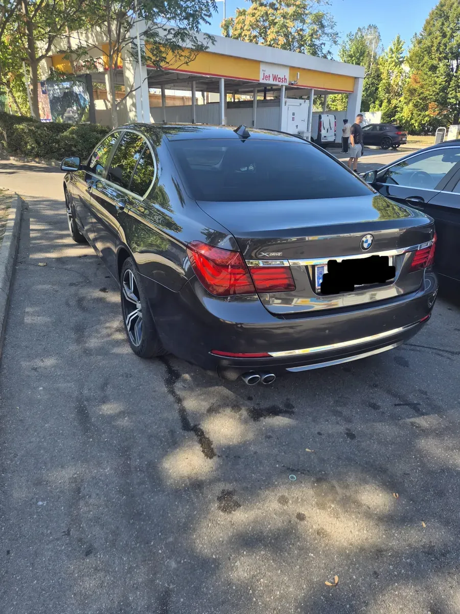 BMW 7 Series 2012 photo 2