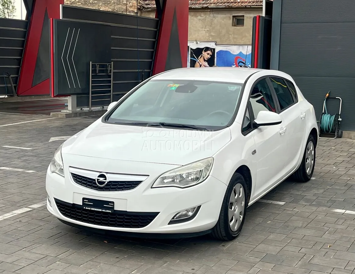 Opel Astra J 2010 photo 4