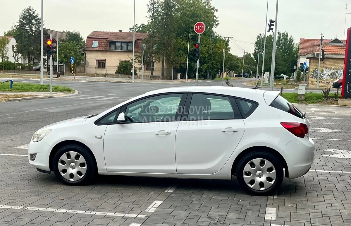 Opel Astra J 2010 photo 5