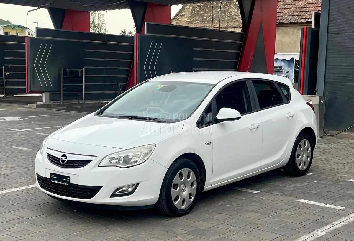 Opel Astra J 2010 photo 3