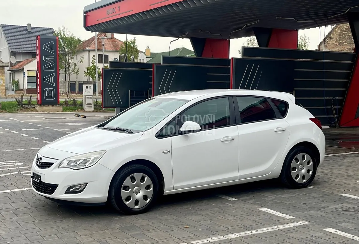 Opel Astra J 2010 photo 2