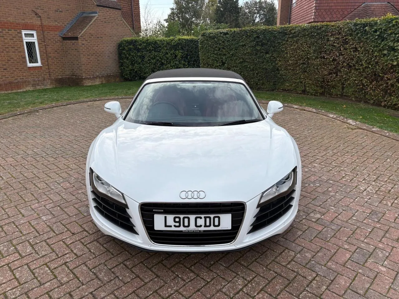 Audi R8 Spyder 2011 photo 2