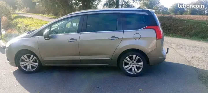 Peugeot 5008 2012 photo 2