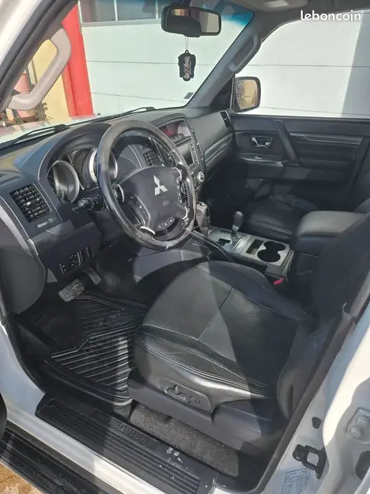 Mitsubishi Pajero 2012 photo 3