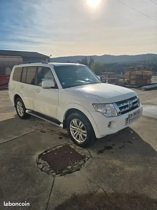 Mitsubishi Pajero 2012 photo 2
