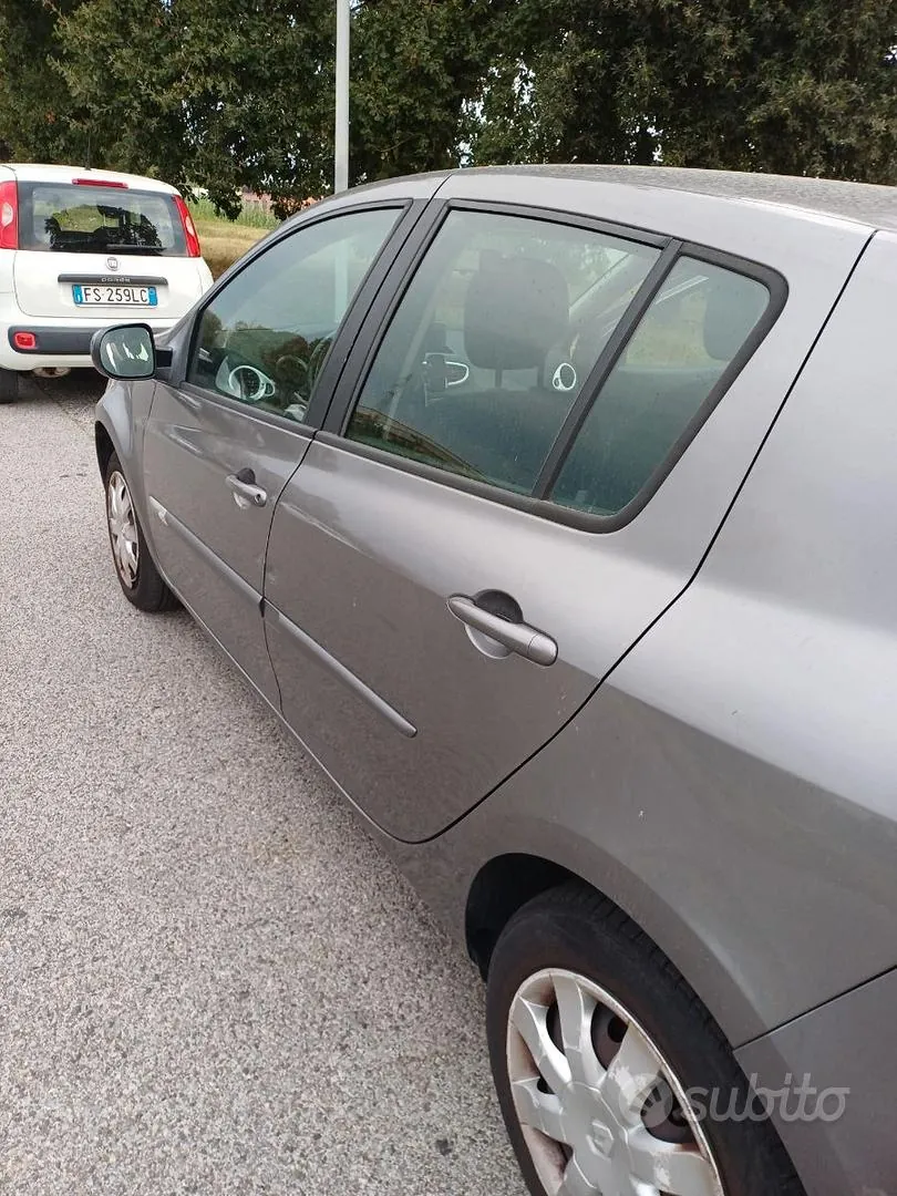 Renault Clio 2012 photo 2