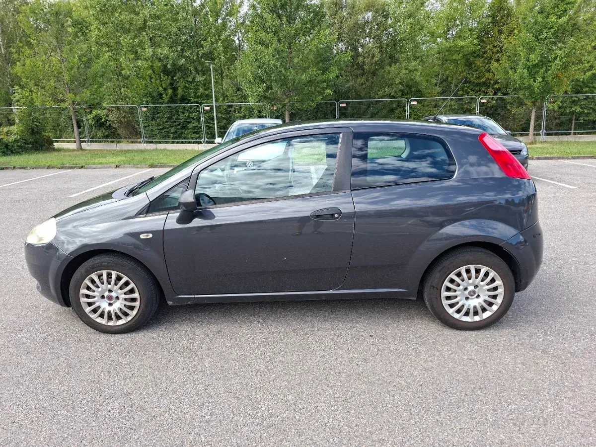 Fiat Punto 2009 photo 2