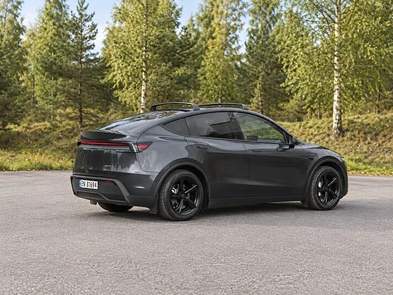 Tesla Model Y 2025 photo 5