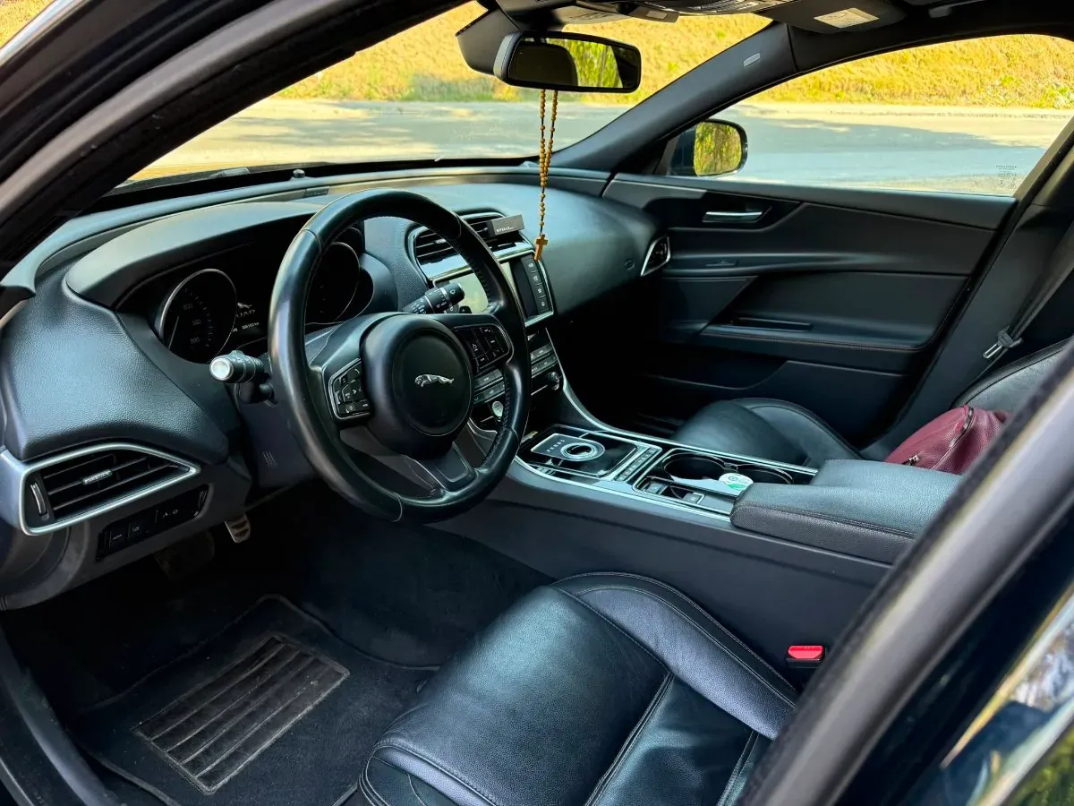 Jaguar Xe 2015 photo 3