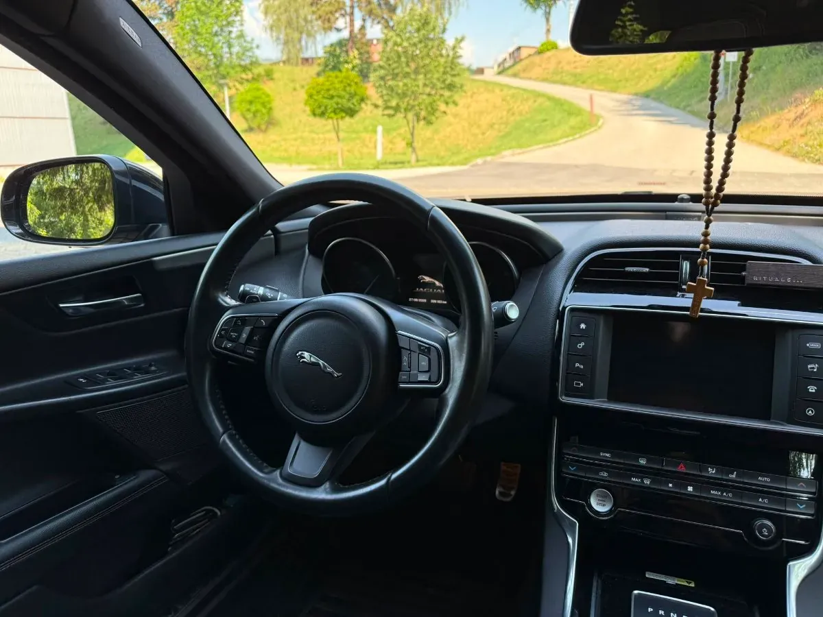 Jaguar Xe 2015 photo 2