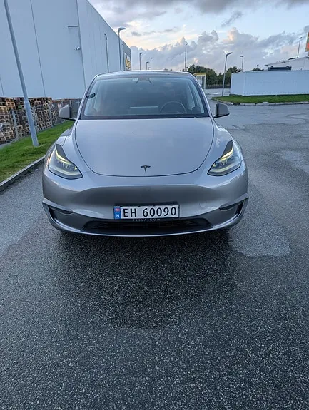 Tesla Model Y 2024 photo 2