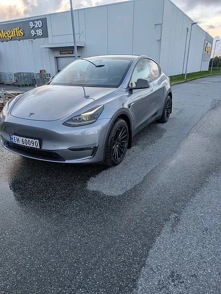 Tesla Model Y 2024 photo 3