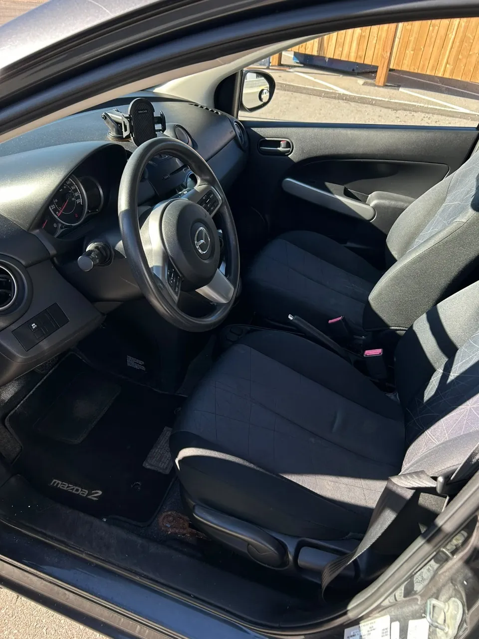 Mazda 2 2014 photo 3