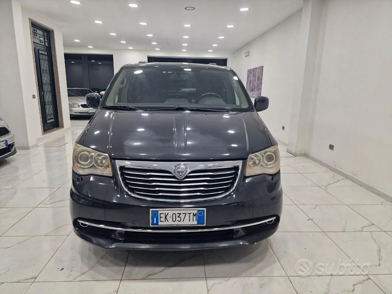 Lancia Voyager 2011 photo 2
