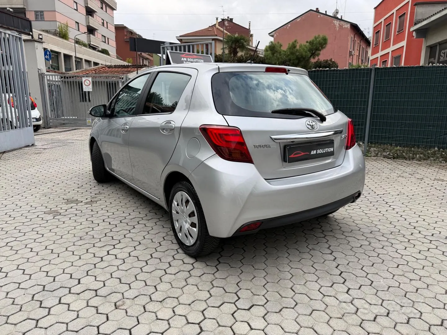 Toyota Yaris 2015 photo 4