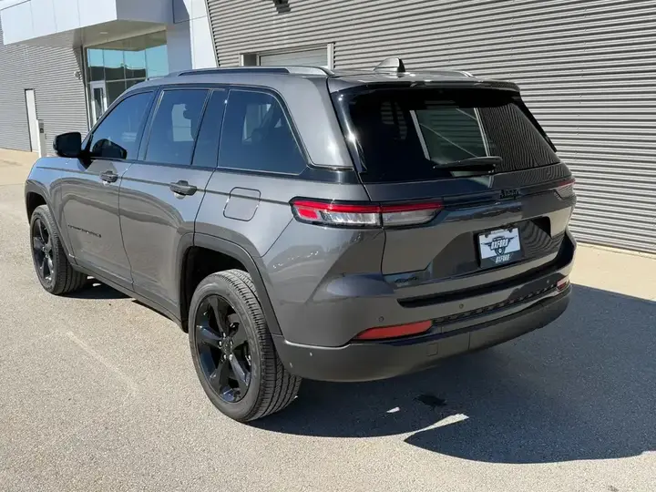 Jeep Grand Cherokee 2024 photo 3