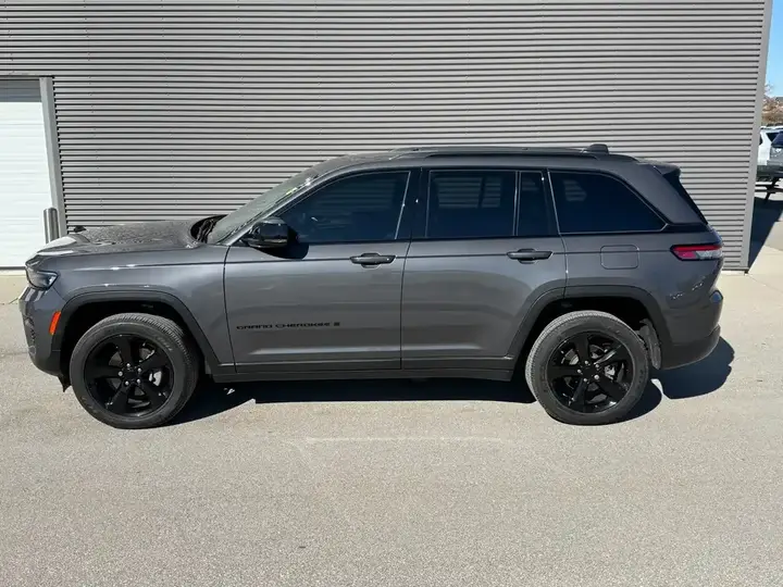 Jeep Grand Cherokee 2024 photo 2