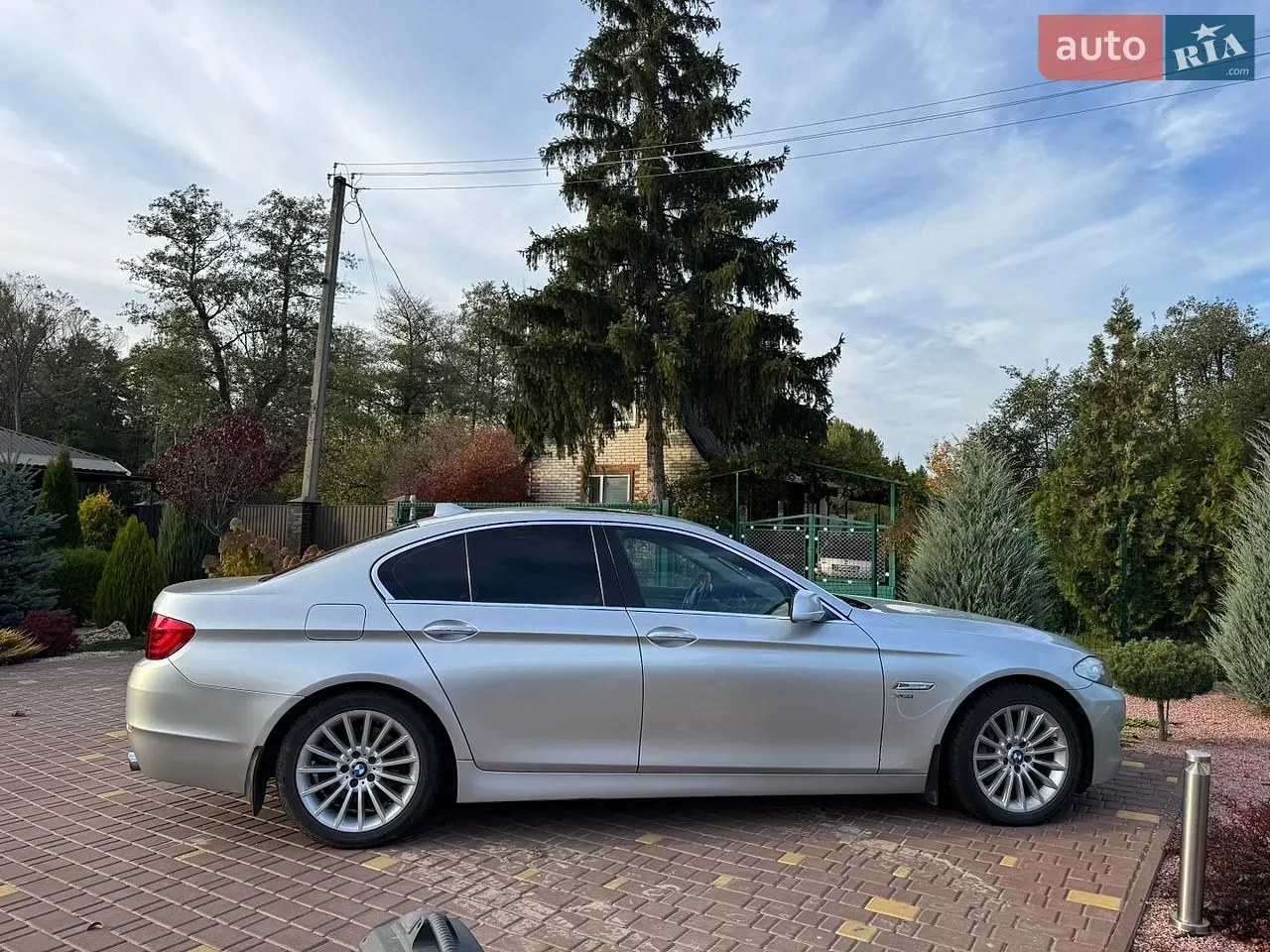 BMW 5 Series 2011 photo 2
