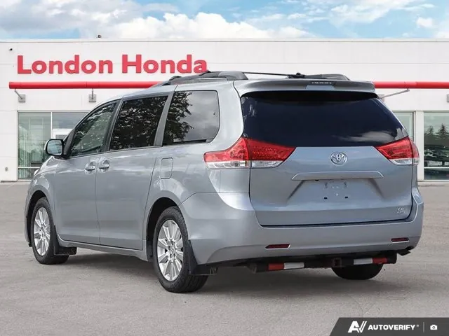 Toyota Sienna 2012 photo 3