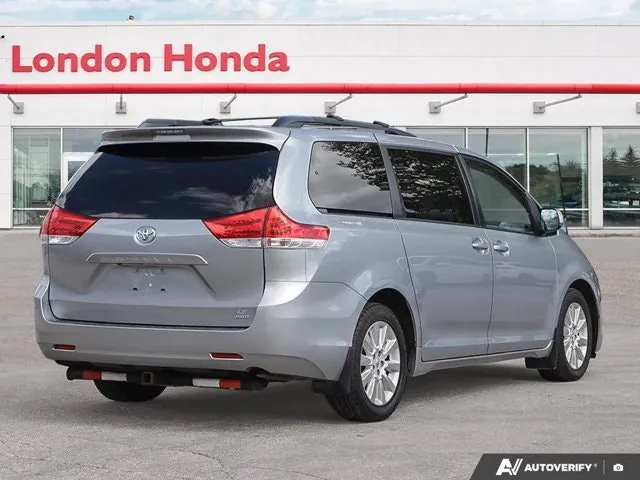 Toyota Sienna 2012 photo 5